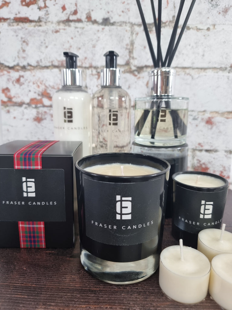 Candles for men with woody musky aromatic scents 